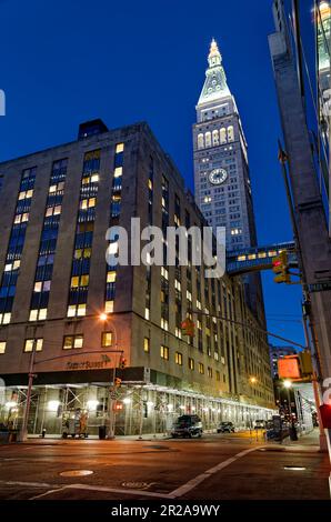 Metropolitan Life Insurance Company Tower, hell beleuchtet. Archivieren Sie das Foto (2016), bevor Sie das Hotel umbauen und die North Building Sky Bridge entfernen. Stockfoto