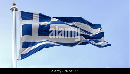 Die Nationalflagge Griechenlands winkt an klaren Tagen im Wind. Blau-weiße Streifen mit einem blauen Kanton mit weißem Kreuz. Rendern der 3D-Darstellung. Fl Stockfoto