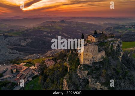 Aus der Vogelperspektive sehen Sie die Ruinen der Burg Matilde di Canossa mit den Schluchten und Hügeln der Emilianischen Apenninen im Hintergrund. Emilia Romagna Stockfoto