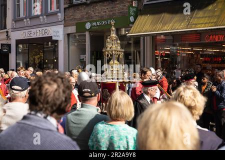 Brügge, Belgien. 18. Mai 2023. Abbildung zeigt die Heilige Blutprozession (Heilige Bloedprocessie - Prozession Saint-Sang) am Donnerstag, den 18. Mai 2023 in Brügge. Während der Prozession wird das Relikt des Heiligen Blutes von der Heiligen-Blut-Basilika durch das Stadtzentrum von Brügge in die Heilige-Erlöser-Kathedrale transportiert. BELGA FOTO JAMES ARTHUR GEKIERE Kredit: Belga News Agency/Alamy Live News Stockfoto