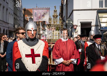 Brügge, Belgien. 18. Mai 2023. Abbildung zeigt die Heilige Blutprozession (Heilige Bloedprocessie - Prozession Saint-Sang) am Donnerstag, den 18. Mai 2023 in Brügge. Während der Prozession wird das Relikt des Heiligen Blutes von der Heiligen-Blut-Basilika durch das Stadtzentrum von Brügge in die Heilige-Erlöser-Kathedrale transportiert. BELGA FOTO JAMES ARTHUR GEKIERE Kredit: Belga News Agency/Alamy Live News Stockfoto