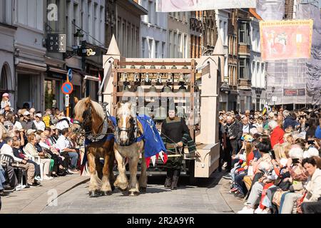 Brügge, Belgien. 18. Mai 2023. Abbildung zeigt die Heilige Blutprozession (Heilige Bloedprocessie - Prozession Saint-Sang) am Donnerstag, den 18. Mai 2023 in Brügge. Während der Prozession wird das Relikt des Heiligen Blutes von der Heiligen-Blut-Basilika durch das Stadtzentrum von Brügge in die Heilige-Erlöser-Kathedrale transportiert. BELGA FOTO JAMES ARTHUR GEKIERE Kredit: Belga News Agency/Alamy Live News Stockfoto