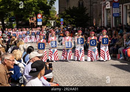 Brügge, Belgien. 18. Mai 2023. Abbildung zeigt die Heilige Blutprozession (Heilige Bloedprocessie - Prozession Saint-Sang) am Donnerstag, den 18. Mai 2023 in Brügge. Während der Prozession wird das Relikt des Heiligen Blutes von der Heiligen-Blut-Basilika durch das Stadtzentrum von Brügge in die Heilige-Erlöser-Kathedrale transportiert. BELGA FOTO JAMES ARTHUR GEKIERE Kredit: Belga News Agency/Alamy Live News Stockfoto