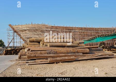 Ein veraltetes, riesiges Holzschiff auf Gerüsten der Werft. Reparatur alter Holzschiffe und Shows im Bootsbauhof. Stockfoto