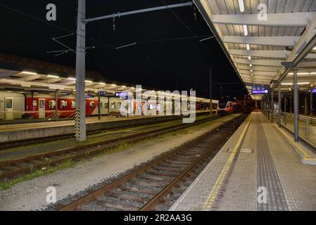 Villach, Bahnhof, Schild, Information, Stationsname, Orientierung, Gleisnummer, Navigation, Richtung, Weg, Bahnsteig, Bahnsteige, Nacht, Hauptbahnhof, Stockfoto