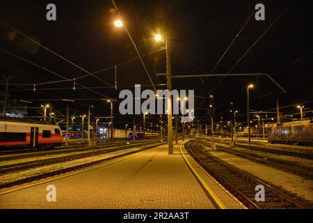 Villach, Bahnhof, Bahnsteig, Bahnsteige, Nacht, Hauptbahnhof, Gleis, Gleise, Schienen, Lampen, Beleuchtung, Signal, Signale, Zug, Züge, Abgestellt, TR Stockfoto