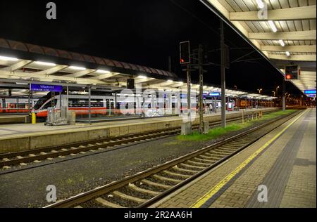 Villach, Bahnhof, Schild, Information, Stationsname, Orientierung, Gleisnummer, Navigation, Richtung, Weg, Bahnsteig, Bahnsteige, Nacht, Hauptbahnhof, Stockfoto