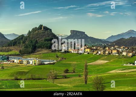 Pietra di Bismantova (Stein von Bismantova) vom Boden aus gesehen. Castelnovo ne' Monti, Provinz Reggio Emilia, Emilia Romagna, Italien. Stockfoto