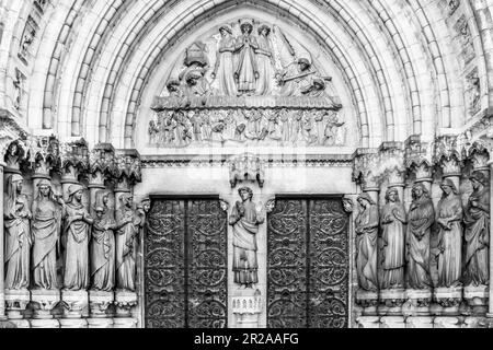 Der Eingang zur anglikanischen Kathedrale von St. Fin Barre in der irischen Stadt Cork. Skulpturen der fünf Weisen und fünf törichten Jungfrauen auf beiden Seiten Stockfoto