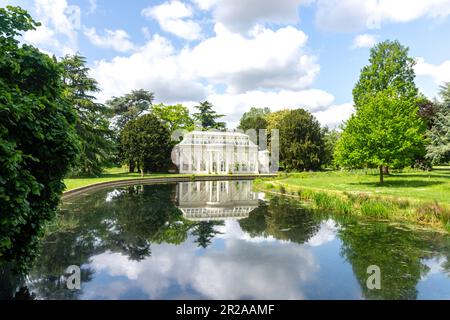Die Orangerie aus Horseshoe Pond, Gunnersbury Park, Gunnersbury, Royal Borough of Kensington & Chelsea, Greater London, England, Großbritannien Stockfoto