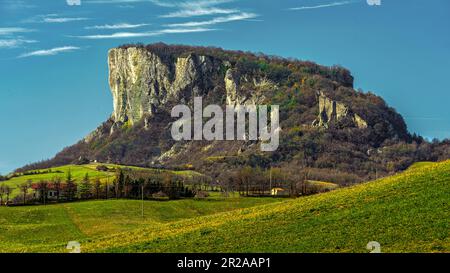 Pietra di Bismantova (Stein von Bismantova) vom Boden aus gesehen. Castelnovo ne' Monti, Provinz Reggio Emilia, Emilia Romagna, Italien. Stockfoto