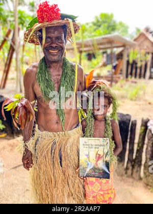 Zweisprachige Buchspenden des Projekts Adventures of Pili auf der Insel Utupua in den Salomonen Stockfoto