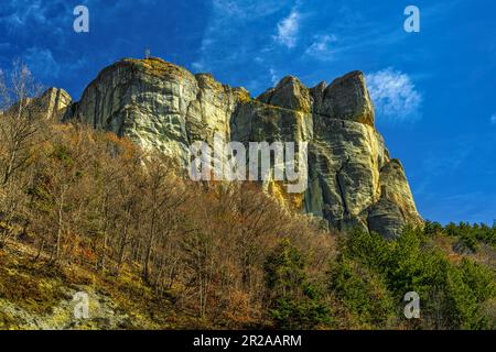 Pietra di Bismantova (Stein von Bismantova) vom Boden aus gesehen. Castelnovo ne' Monti, Provinz Reggio Emilia, Emilia Romagna, Italien. Stockfoto