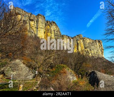 Pietra di Bismantova (Stein von Bismantova) vom Boden aus gesehen. Castelnovo ne' Monti, Provinz Reggio Emilia, Emilia Romagna, Italien. Stockfoto