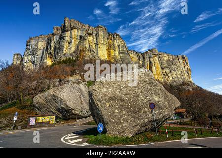 Pietra di Bismantova (Stein von Bismantova) vom Boden aus gesehen. Castelnovo ne' Monti, Provinz Reggio Emilia, Emilia Romagna, Italien. Stockfoto