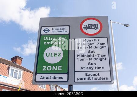 Schild „Ultra Low Emission Zone“ (ULEZ), Popes Lane, Gunnersbury, Royal Borough of Kensington & Chelsea, Greater London, England, Vereinigtes Königreich Stockfoto