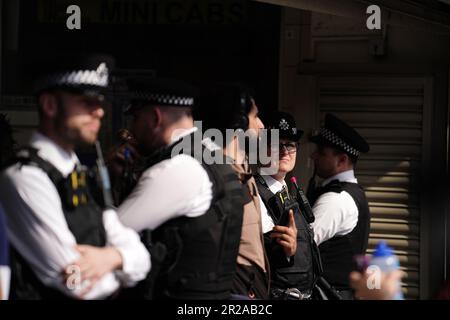 Polizeibeamte am Bahnhof West Croydon in Süd-London, die während der Operation Sceptre operativ gegen Messerkriminalität in Croydon vorgehen. Stockfoto