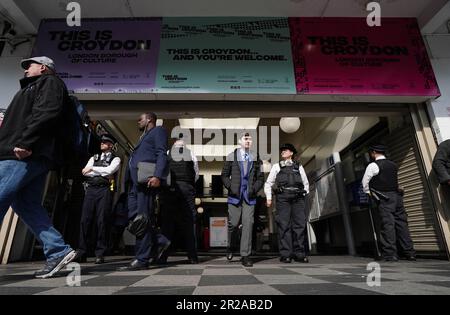 Polizeibeamte am Bahnhof West Croydon in Süd-London, die während der Operation Sceptre operativ gegen Messerkriminalität in Croydon vorgehen. Stockfoto