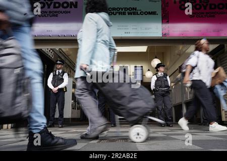 Polizeibeamte am Bahnhof West Croydon in Süd-London, die während der Operation Sceptre operativ gegen Messerkriminalität in Croydon vorgehen. Stockfoto