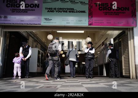 Polizeibeamte am Bahnhof West Croydon in Süd-London, die während der Operation Sceptre operativ gegen Messerkriminalität in Croydon vorgehen. Stockfoto