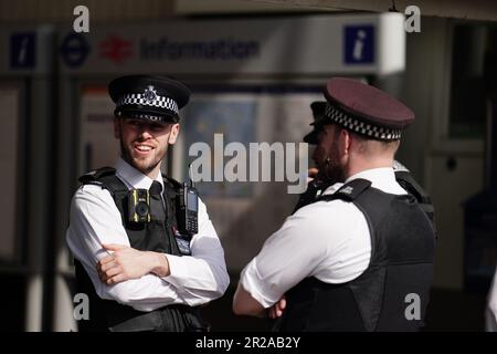 Polizeibeamte am Bahnhof West Croydon in Süd-London, die während der Operation Sceptre operativ gegen Messerkriminalität in Croydon vorgehen. Stockfoto