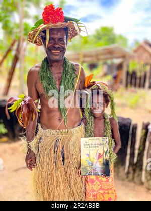 Zweisprachige Buchspenden des Projekts Adventures of Pili auf der Insel Utupua in den Salomonen Stockfoto