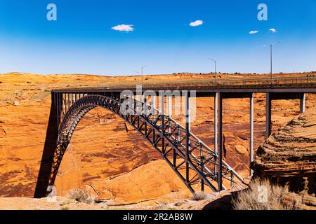 Glen Canyon Bridge über den Colorado River & Glen Canyon Dam; Page; Arizona; USA Stockfoto