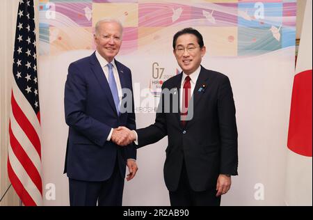 US-Präsident Joe Biden, Linke, trifft sich mit Fumio Kishida, Japans Premierminister, vor dem Gipfeltreffen der Gruppe der Sieben (G7)-Führer am Donnerstag, den 18. Mai 2023 in Hiroshima, Japan. Die Mitglieder der G7 - USA, Kanada, Frankreich, Deutschland, Japan, Das Vereinigte Königreich und Italien treffen sich am Donnerstag in der japanischen Stadt Hiroshima zu einem jährlichen Gipfel. Die führenden Politiker werden sich auf Russlands Krieg gegen die Ukraine, Chinas aufstrebende Macht und Einfluss, nukleare Abrüstung, künstliche Intelligenz, Klimawandel und wirtschaftliche Sicherheit konzentrieren. Foto: Pressestelle des japanischen Premierministers/UPI Stockfoto