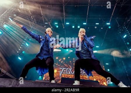 13. Mai 2023, Vereinigtes Königreich: 13. Mai 2023, Liverpool, Merseyside, Vereinigtes Königreich: Liverpool,..Jedward tritt im Eurovision Village in Liverpool vor dem Eurovision Song Contest 2023 auf. Das Eurovision Village am Pier Head â€“, das 9 Tage â€“ geöffnet war, hat 250.000 Besucher empfangen. Zahlen der Liverpool BID Company zeigen, dass das Stadtzentrum weitere 384.036 Besucher â€“ verzeichnete, was einem Anstieg von 13,2 % gegenüber 2022 entspricht. ... (Kreditbild: © Andy von Pip/ZUMA Press Wire) NUR REDAKTIONELLE VERWENDUNG! Nicht für den kommerziellen GEBRAUCH! Stockfoto