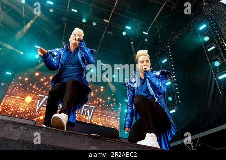 13. Mai 2023, Vereinigtes Königreich: 13. Mai 2023, Liverpool, Merseyside, Vereinigtes Königreich: Liverpool,..Jedward tritt im Eurovision Village in Liverpool vor dem Eurovision Song Contest 2023 auf. Das Eurovision Village am Pier Head â€“, das 9 Tage â€“ geöffnet war, hat 250.000 Besucher empfangen. Zahlen der Liverpool BID Company zeigen, dass das Stadtzentrum weitere 384.036 Besucher â€“ verzeichnete, was einem Anstieg von 13,2 % gegenüber 2022 entspricht. ... (Kreditbild: © Andy von Pip/ZUMA Press Wire) NUR REDAKTIONELLE VERWENDUNG! Nicht für den kommerziellen GEBRAUCH! Stockfoto