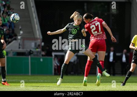 Köln, Deutschland. 18. Mai 2023. Köln, Deutschland, Mai 18. 2023: Kathrin Hendrich ( 4 Wolfsburg ) Giovanna Hoffmann ( 27 Freiburg ) während des DFB Pokal-Endspiels zwischen VfL Wolfsburg und SC Freiburg im Rhein-Energie-Stadion in Köln. (Julia Kneissl/SPP) Kredit: SPP Sport Press Photo. Alamy Live News Stockfoto