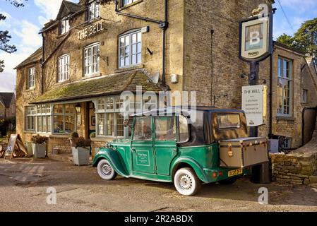Bell Hotel und Country Pub mit Suzhou Eagle EG6060K Elektroauto, das einem alten Rolls Royce ähnelt. Stau-on-the-Wold, Cotswolds, England Stockfoto