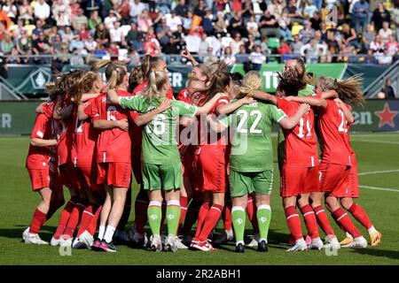 SPIELER DES FC Twente IN DEN HAAG nach Abschluss des Finales DES TOTO KNVB Pokals für Frauen zwischen dem FC Twente und PSV im ADO-Stadion Den Haag am 18. Mai 2023 in Den Haag, Niederlande. ANP GERRIT VAN COLOGNE Stockfoto