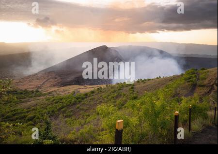 Sonnenuntergang über dem Masaya-Krater im Hintergrund. Tourismus in zentralamerika Stockfoto