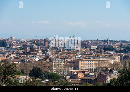 Rom, Italien, März 2023 Panoramischer Blick vom Gianicolo Hügel auf das historische Zentrum der Ewigen Stadt im Sonnenlicht Stockfoto