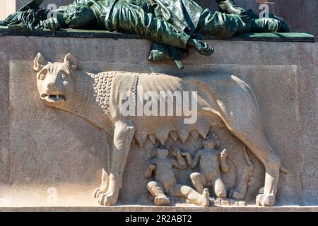 Rom, Italien, März 2023 die Kapitolinische Wölfin mit den Kindern Romulus und Remus, am Ehrenmal für Garibaldi auf dem Gianicolo Hügel Stockfoto