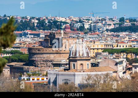 Rom, Italien, März 2023 Panoramischer Blick vom Gianicolo Hügel auf das historische Zentrum der Ewigen Stadt im Sonnenlicht Stockfoto