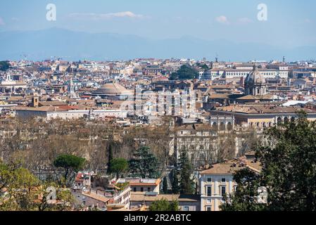 Rom, Italien, März 2023 Panoramischer Blick vom Gianicolo Hügel auf das historische Zentrum der Ewigen Stadt im Sonnenlicht Stockfoto