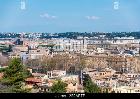 Rom, Italien, März 2023 Panoramischer Blick vom Gianicolo Hügel auf das historische Zentrum der Ewigen Stadt im Sonnenlicht Stockfoto