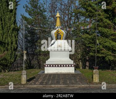 Die Stupa, ein buddhistisches Denkmal, befindet sich in der Nähe des Eingangs zum mittelalterlichen Dorf Votigno di Canossa. Provinz Reggio Emilia, Emilia Romagna Stockfoto