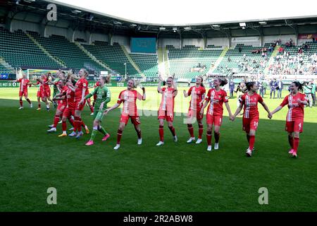 SPIELER DES FC Twente IN DEN HAAG nach Abschluss des Finales DES TOTO KNVB Pokals für Frauen zwischen dem FC Twente und PSV im ADO-Stadion Den Haag am 18. Mai 2023 in Den Haag, Niederlande. ANP GERRIT VAN KOLOLEN Stockfoto