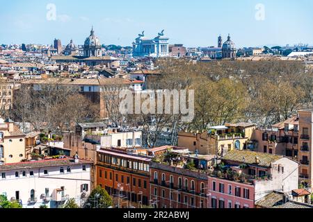 Rom, Italien, März 2023 Panoramischer Blick vom Gianicolo Hügel auf das historische Zentrum der Ewigen Stadt im Sonnenlicht Stockfoto