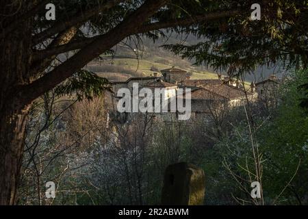 Votigno di Canossa, ein mittelalterliches Dorf mit der Casa del Tibet im Inneren, einem buddhistischen Tempel, der vom Dalai Lama eingeweiht wurde. Emilia Romagna Stockfoto