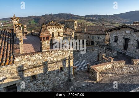 Votigno di Canossa, ein mittelalterliches Dorf mit der Casa del Tibet im Inneren, einem buddhistischen Tempel, der vom Dalai Lama eingeweiht wurde. Emilia Romagna Stockfoto