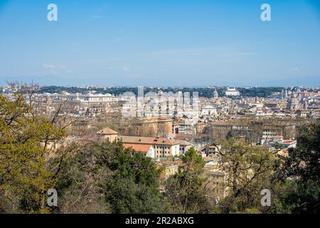 Rom, Italien, März 2023 Panoramischer Blick vom Gianicolo Hügel auf das historische Zentrum der Ewigen Stadt im Sonnenlicht Stockfoto