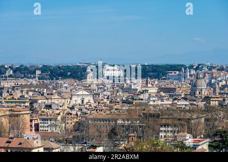 Rom, Italien, März 2023 Panoramischer Blick vom Gianicolo Hügel auf das historische Zentrum der Ewigen Stadt im Sonnenlicht Stockfoto