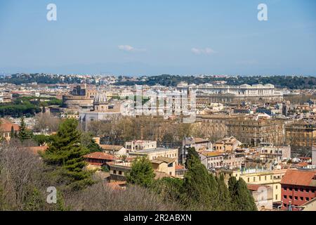 Rom, Italien, März 2023 Panoramischer Blick vom Gianicolo Hügel auf das historische Zentrum der Ewigen Stadt im Sonnenlicht Stockfoto