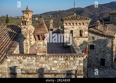 Votigno di Canossa, ein mittelalterliches Dorf mit der Casa del Tibet im Inneren, einem buddhistischen Tempel, der vom Dalai Lama eingeweiht wurde. Emilia Romagna Stockfoto