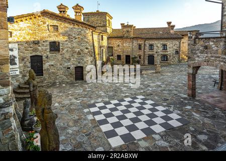 Der Votigno di Canossa aus der Vogelperspektive ist ein mittelalterliches Dorf mit der Casa del Tibet im Inneren, einem buddhistischen Tempel, der vom Dalai Lama eingeweiht wurde. Emilia Romagna Stockfoto