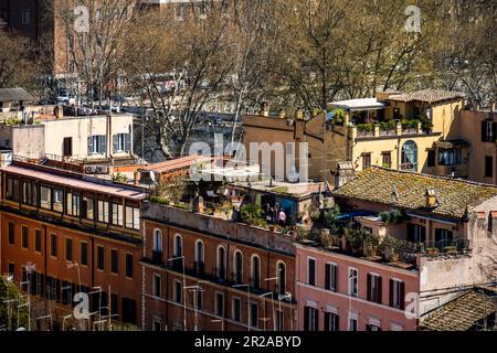 Rom, Italien, März 2023 Blick vom Gianicolo Hügel auf ein en Wohnkomplex in Trastevere mit Dachterrassen Stockfoto